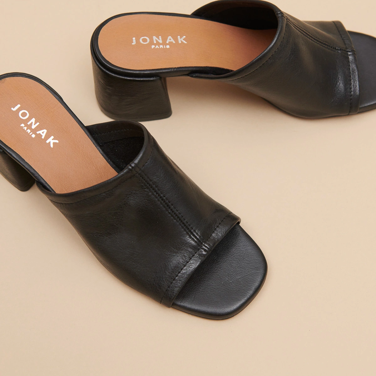 Mules with heels and open toes in black leather | BUTTERFLY