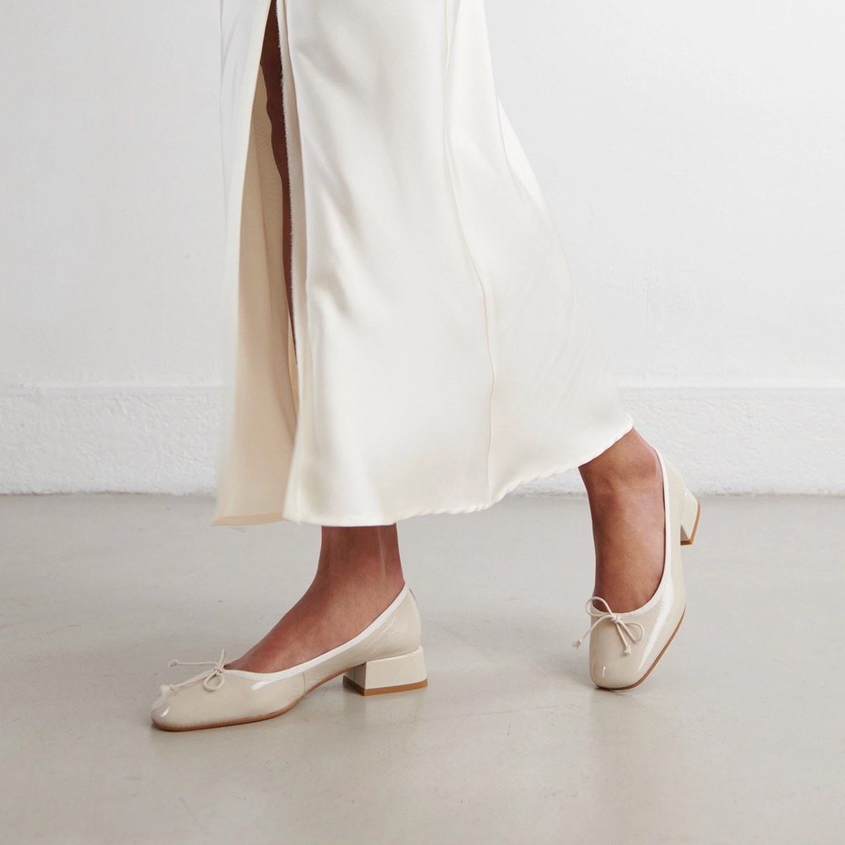 Ballet flats with low heels in ecru pleated patent | DYBIL