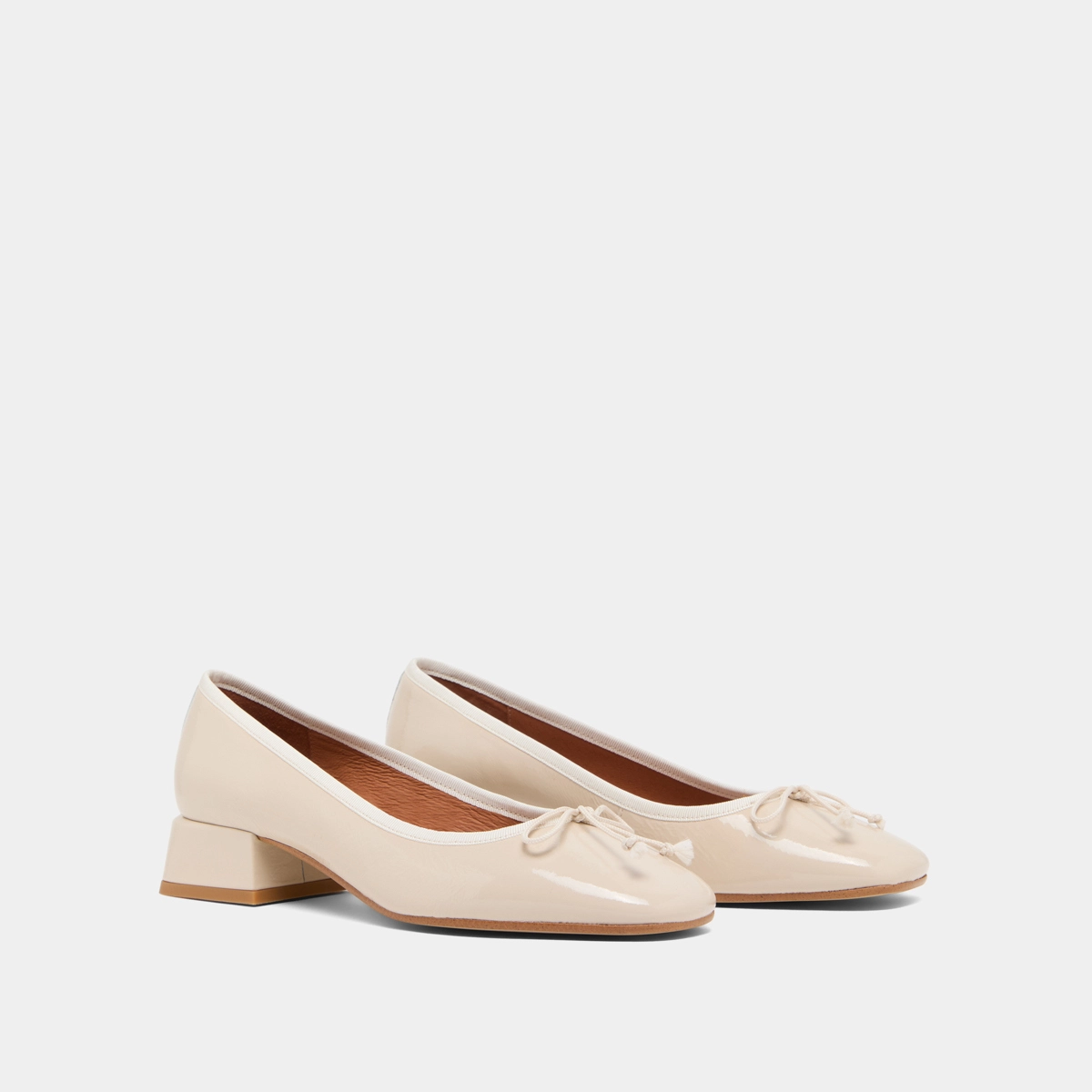 Ballet flats with low heels in ecru pleated patent | DYBIL