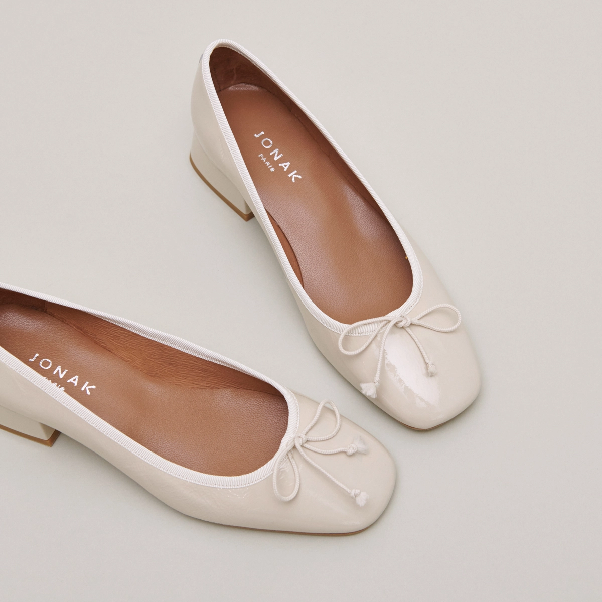 Ballet flats with low heels in ecru pleated patent | DYBIL