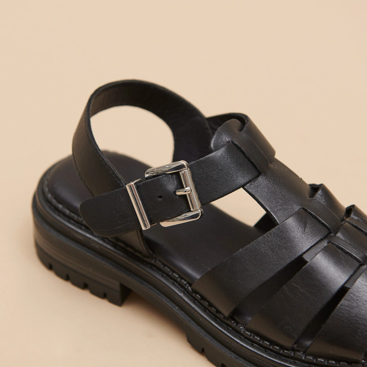 Platform sandals with wide straps in black leather | ABRAHAM