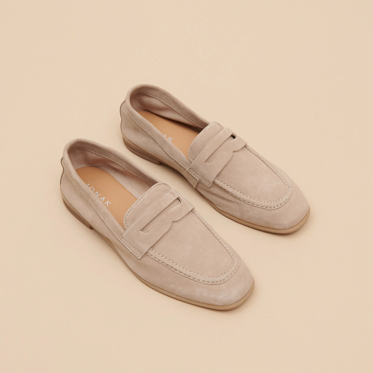 Loafers with flat heels and rounded toes in beige velvet | ACA