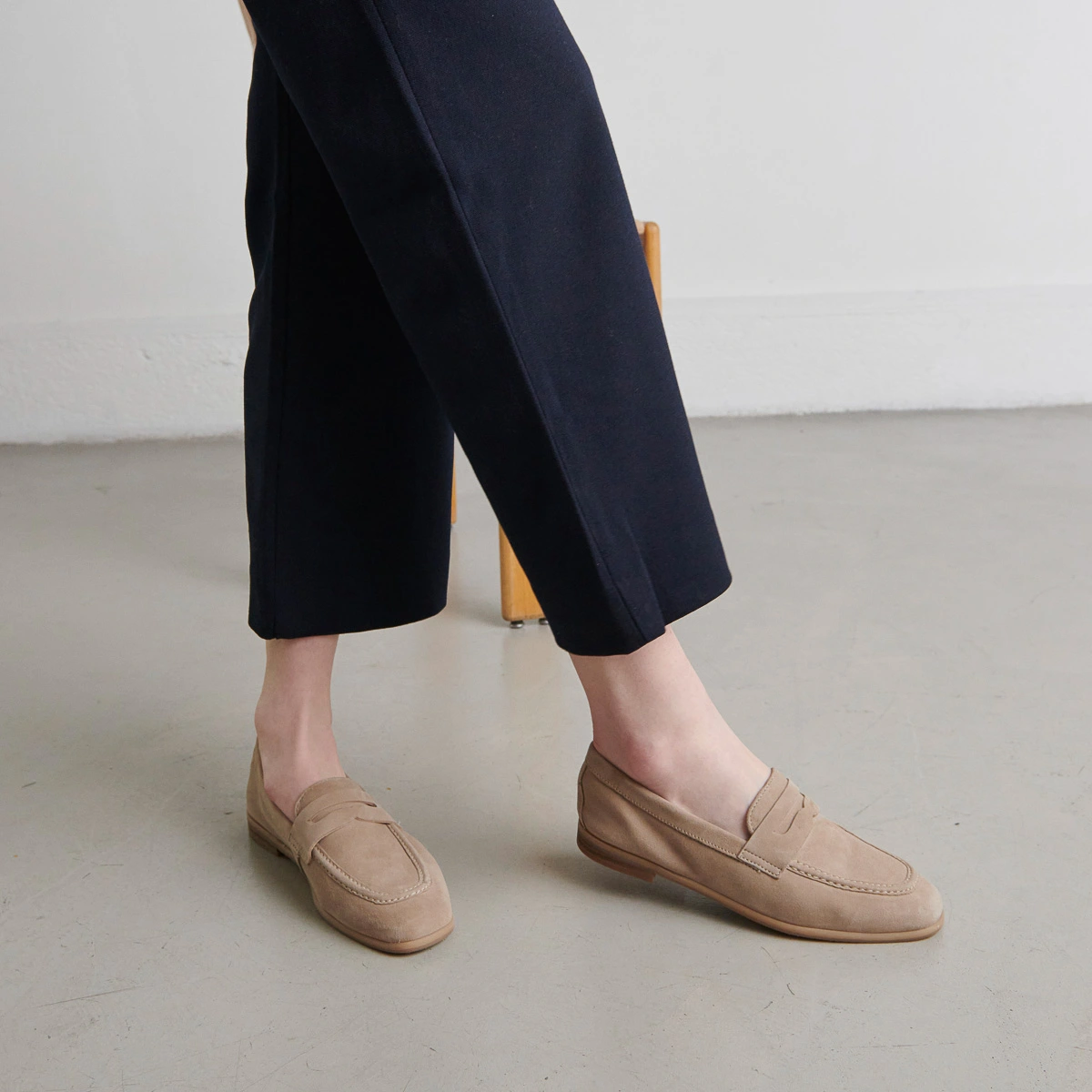 Loafers with flat heels and rounded toes in beige velvet | ACA