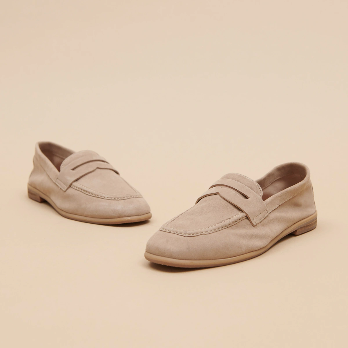 Loafers with flat heels and rounded toes in beige velvet | ACA
