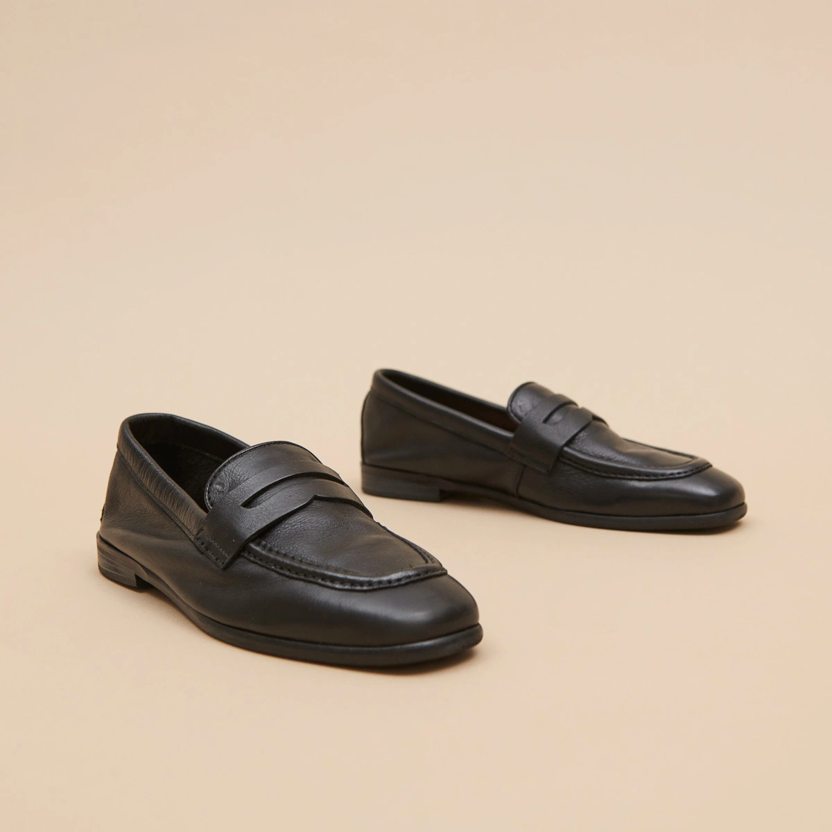Loafers with flat heels and rounded toes in black grained leather | ACA
