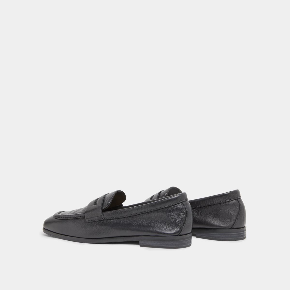 Loafers with flat heels and rounded toes in black grained leather | ACA