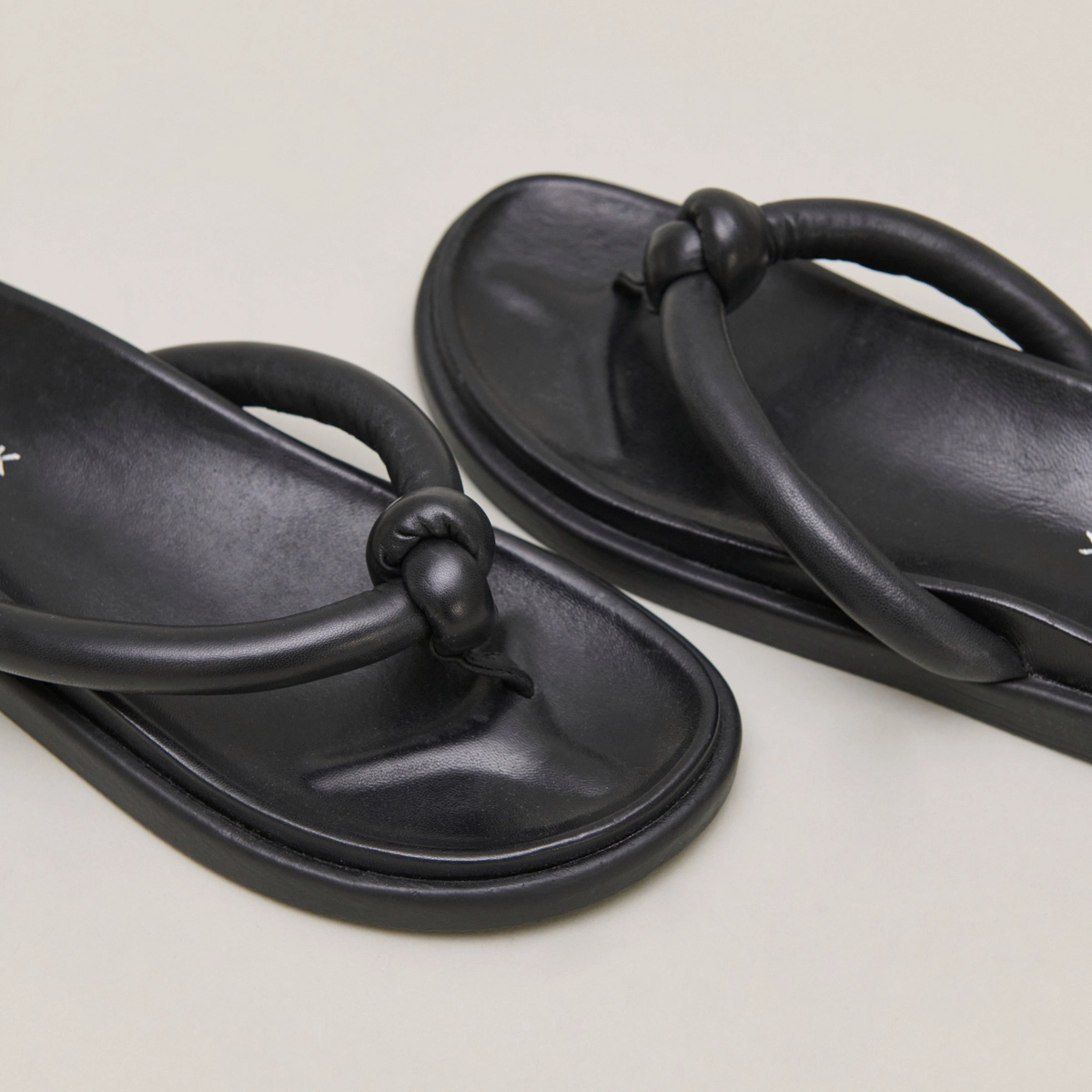 Mules with straps in black leather | WOODLAND