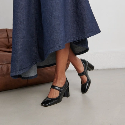 Heeled babies with big buckle straps black