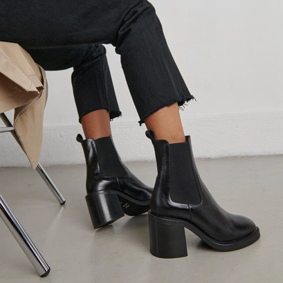 Ankle boots with heels in black leather | doigt