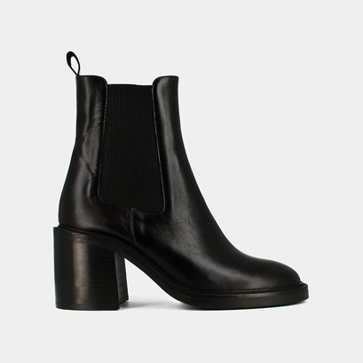 Ankle boots with heels in black leather | doigt