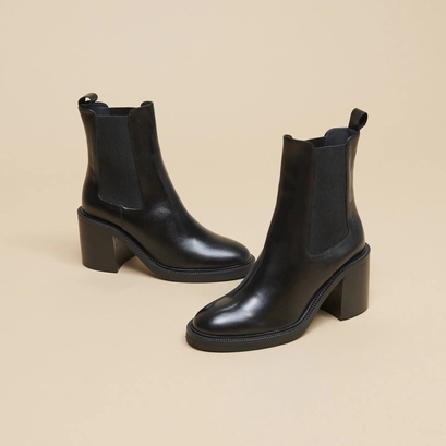Ankle boots with heels in black leather | doigt