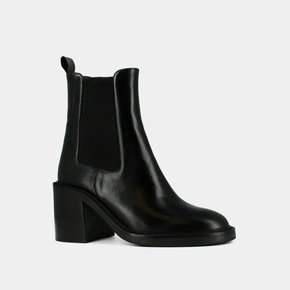 Ankle boots with heels in black leather | doigt