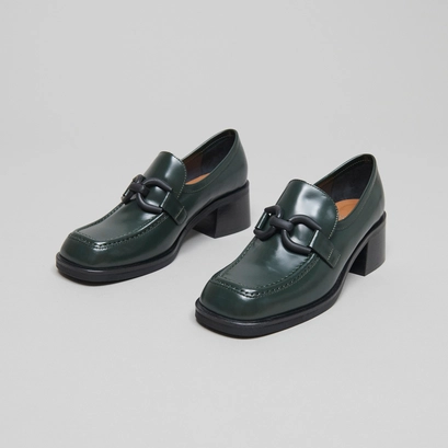 Loafers with heels in fir green shiny leather | darknet
