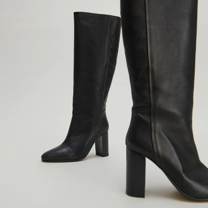 Boots with heels black