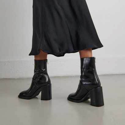 Boots with high heels in black leather | duty