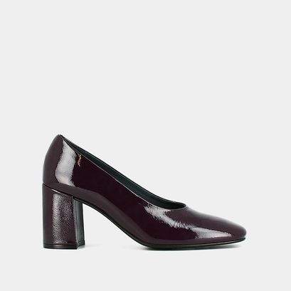 Pointed-toe pumps in black pleated patent | delaware