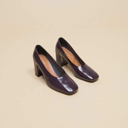 Pointed-toe pumps in black pleated patent | delaware