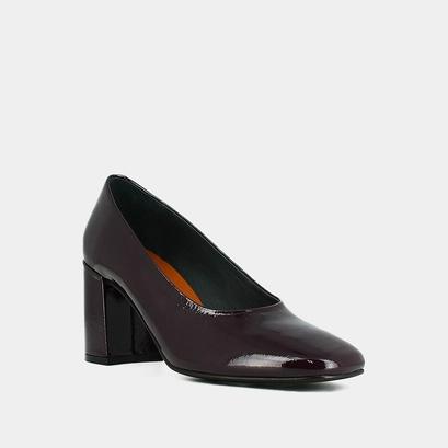Pointed-toe pumps in black pleated patent | delaware