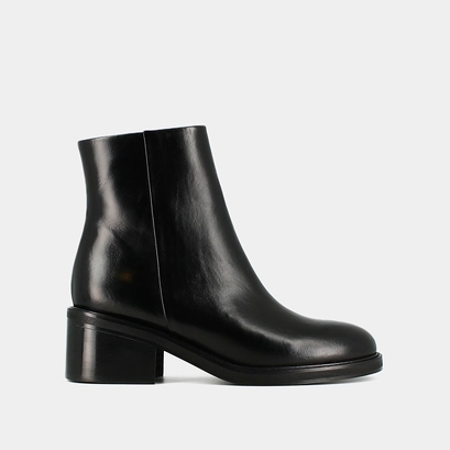 Boots with chunky heels in black leather | danseuse