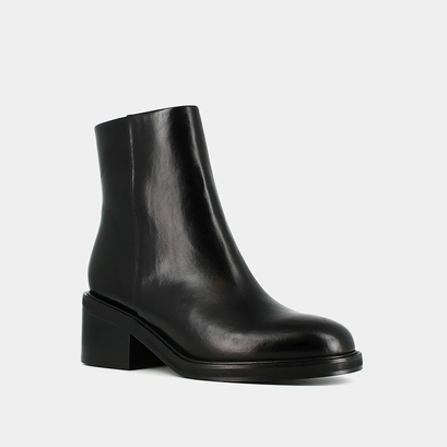 Boots with chunky heels in black leather | danseuse