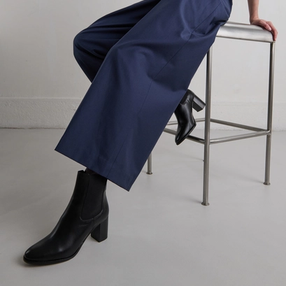 Ankle boots with heels and elastics in black leather | devin