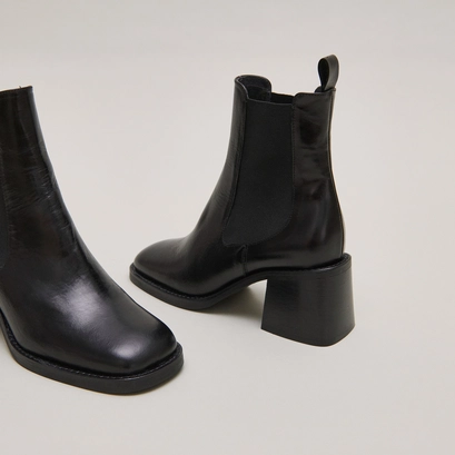 Ankle boots with elastics and chunky heels in black leather | duck