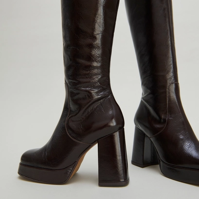 Heeled boots with square-toe in dark brown shiny leather | bryan