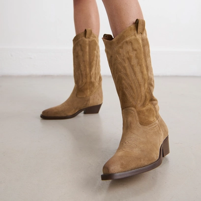 Pointed-toe boots with visible stitching in dark taupe suede | delea