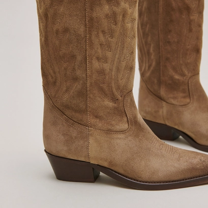 Pointed-toe boots with visible stitching in dark taupe suede | delea