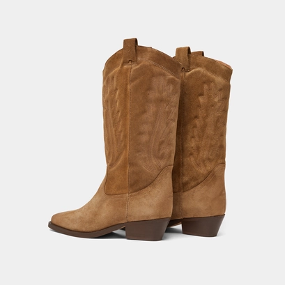 Pointed-toe boots with visible stitching in dark taupe suede | delea