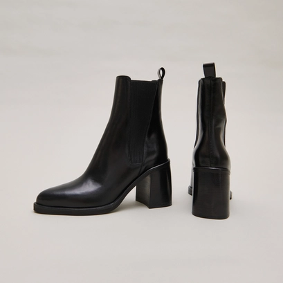 Heeled lowboots with elastics in black leather | disco