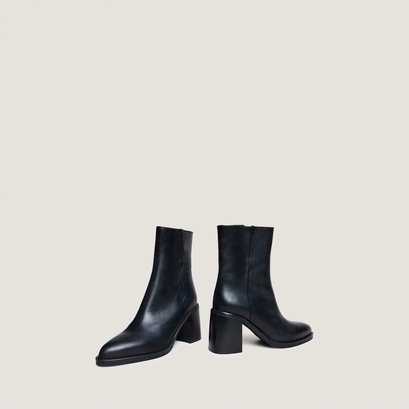 Ankle boots with heels in black leather | dolor