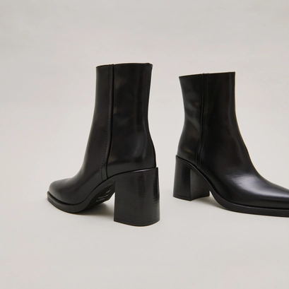 Ankle boots with heels in black leather | dolor