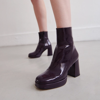 Heeled lowboots in dark purple patent | voris