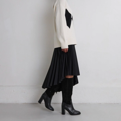 Heeled boots in black suede and black leather | down