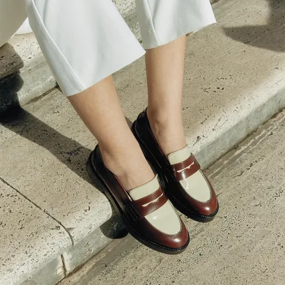 Round-toed loafers in brown and ecru glazed leather | MIRNA