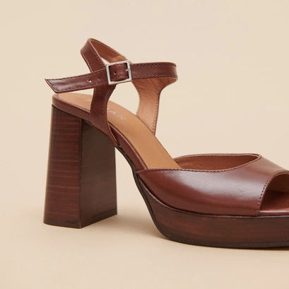High-heeled sandals and platforms in brown leather | BAMBA