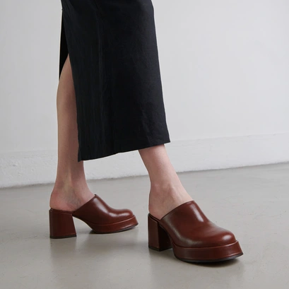 Mules with heels and platforms in brown leather | BOLERO