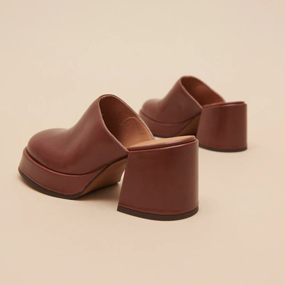 Mules with heels and platforms in brown leather | BOLERO