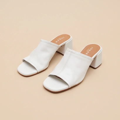 Mules with heels and open toes in white leather | BUTTERFLY
