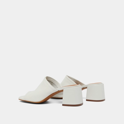 Mules with heels and open toes in white leather | BUTTERFLY