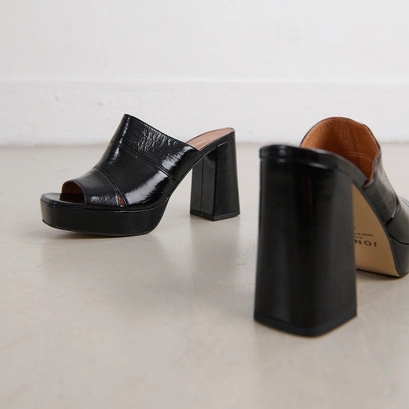 Mules with heels and open toes in black shiny leather | VAGABOND