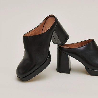 Heeled mules in black leather | volcan