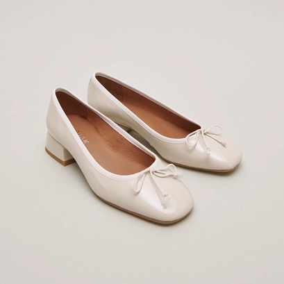 Ballet flats with low heels in ecru pleated patent | dybil