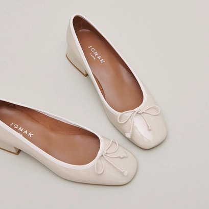 Ballet flats with low heels in ecru pleated patent | dybil