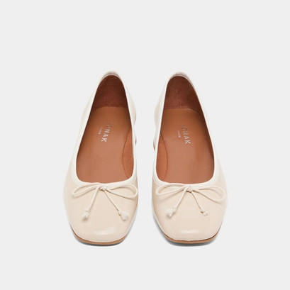 Ballet flats with low heels in ecru pleated patent | dybil