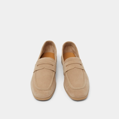 Loafers with flat heels and rounded toes in beige velvet | aca