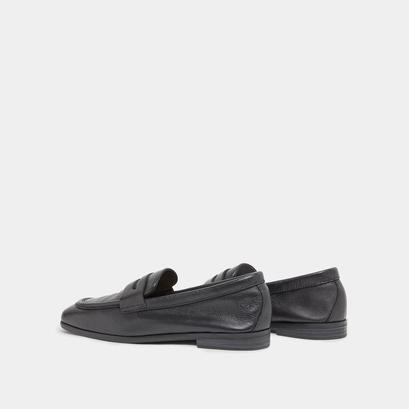 Loafers with flat heels and rounded toes in black grained leather | aca