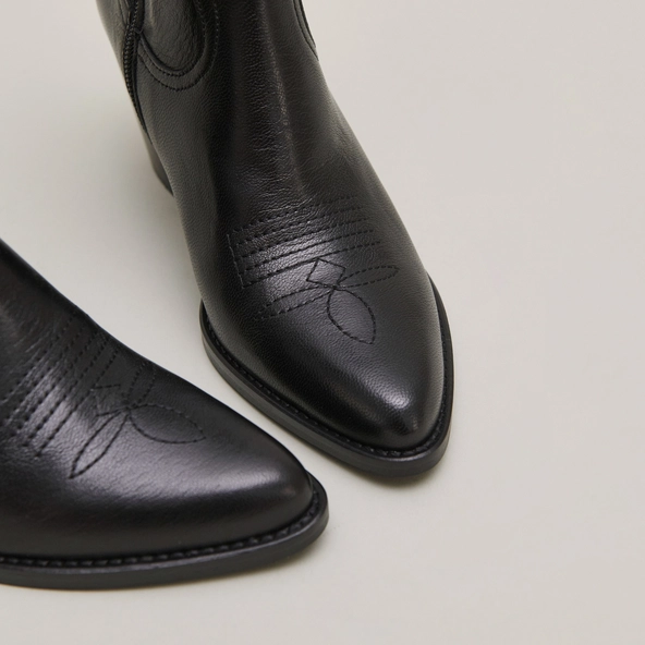 Heeled ankle boots with topstitch in black leather | DJAMENA