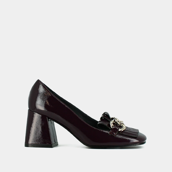 Heeled loafers with silver buckles in purple pleated patent | DOMITILLE